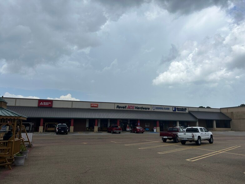 More Photos Of 1905-1925 Spillway Rd, Brandon Storefront For Lease