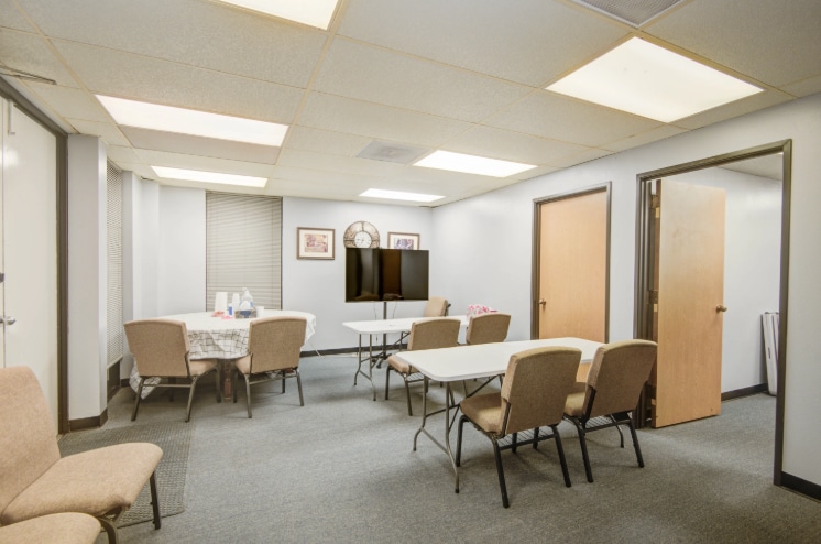 More Photos Of 102 Oak Park Dr, Clute Office For Sale