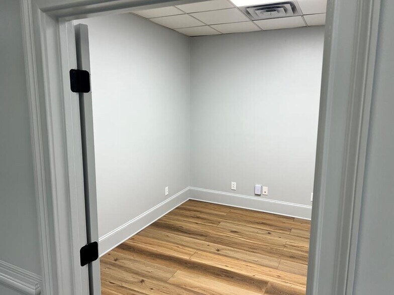 More Photos Of 122 N 3rd Ave, Chatsworth Office For Lease