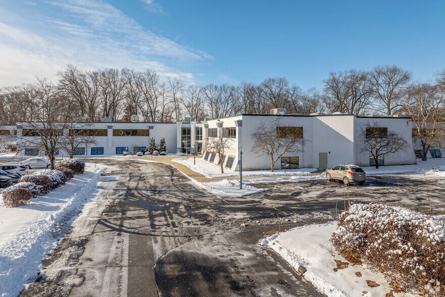 More Photos Of 8 Griffin Rd N, Windsor Office For Sale