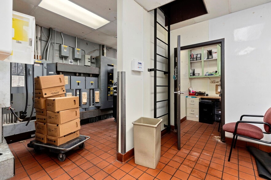 More Photos Of 250 Conicville Rd, Mount Jackson Hotel For Lease