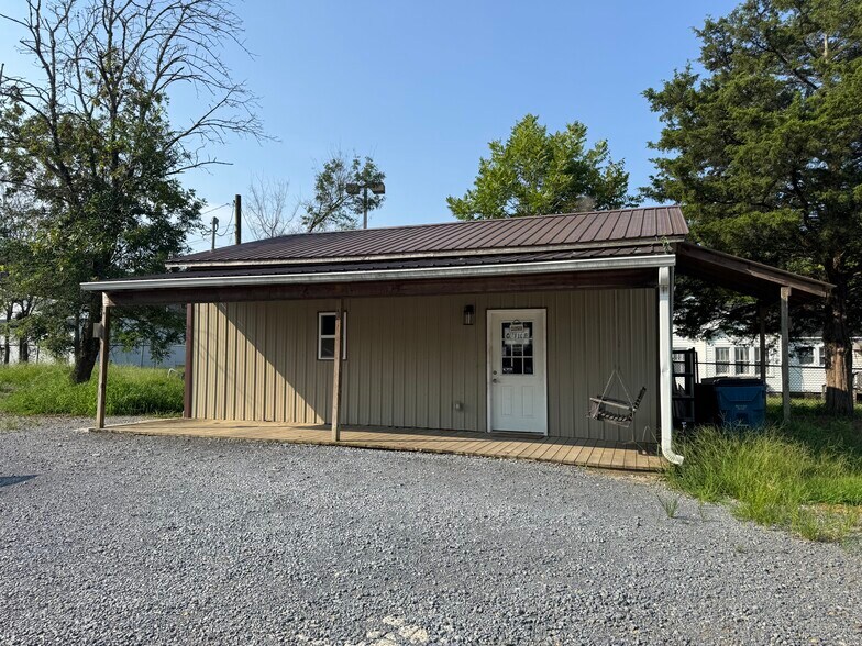 More Photos Of 1302 US 41 N, Calhoun Warehouse For Lease