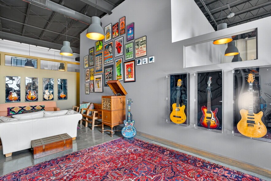 More Photos Of 2500 Emerson Ave S, Saint Petersburg Manufacturing For Sale