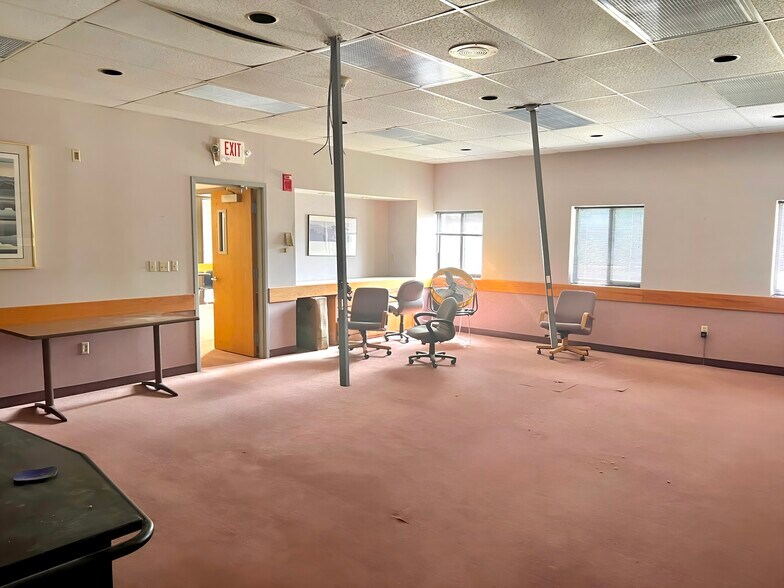 More Photos Of 2378 Wilshire Blvd, Mound Warehouse For Lease