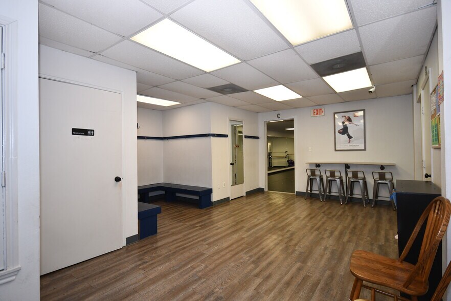 More Photos Of 901 Elm St, McKinney Flex For Sale