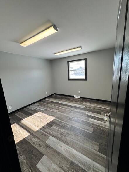 More Photos Of 810 Carlton Dr, Bentleyville Office For Lease