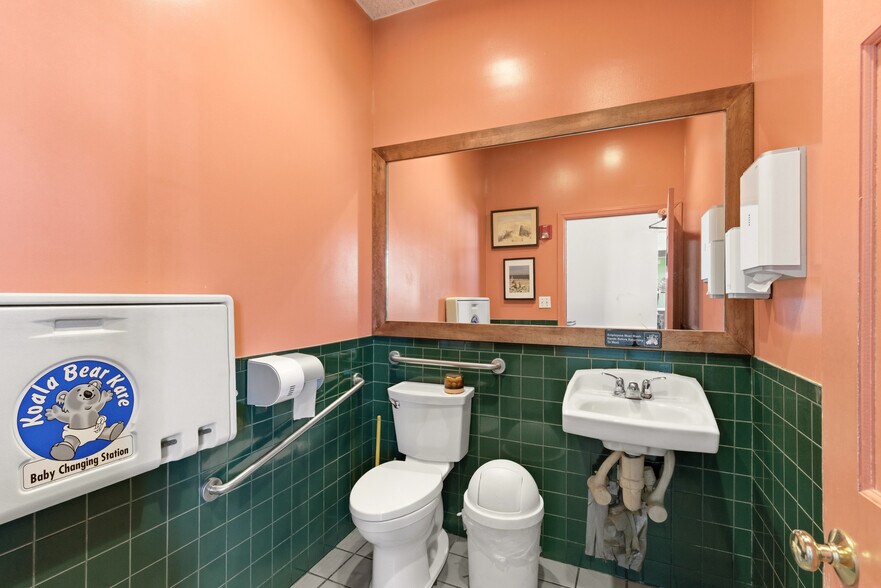 More Photos Of 131 W Montauk Hwy, Hampton Bays Restaurant For Sale