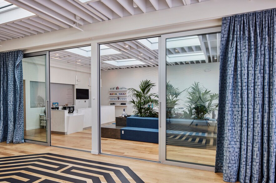 More Photos Of 1812 Lincoln Blvd, Santa Monica Storefront For Sale