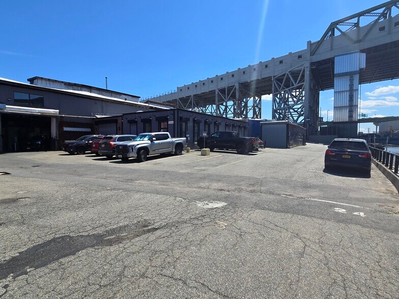 More Photos Of 69 9th St, Brooklyn Warehouse For Lease