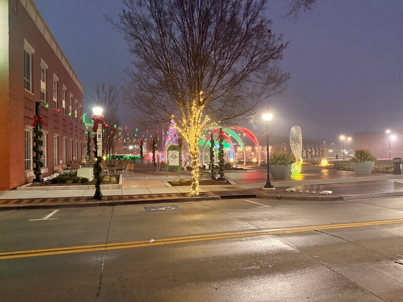 More Photos Of 127 SE 3rd St, Lees Summit Freestanding For Lease