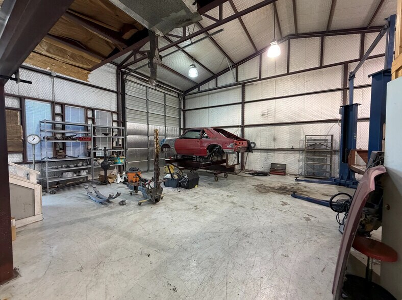 More Photos Of 203 N Hampton Rd, Crowley Warehouse For Lease