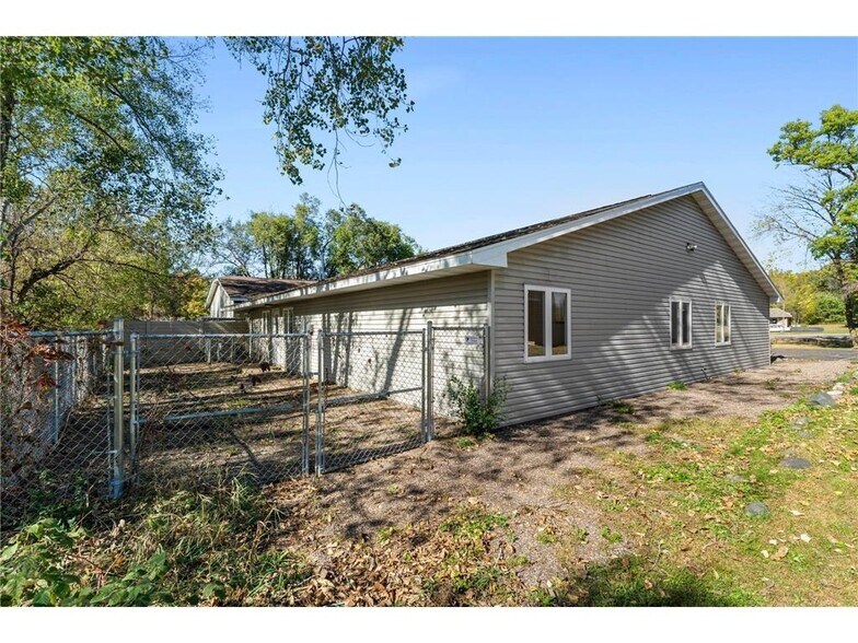More Photos Of 821 Us-8, Saint Croix Falls Veterinarian Kennel For Sale