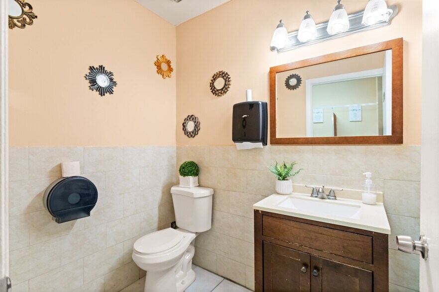 More Photos Of 2025 N Dixie Hwy, Pompano Beach Storefront Retail Office For Sale