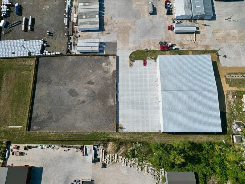 More Photos Of 4475 NE 3rd St, Des Moines Flex For Lease