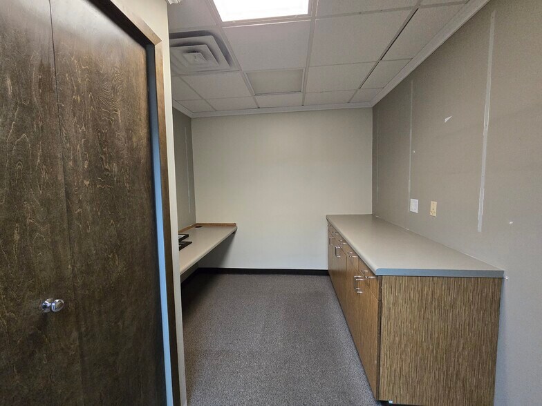 More Photos Of 9721 Prairie Ave, Highland Medical For Sale