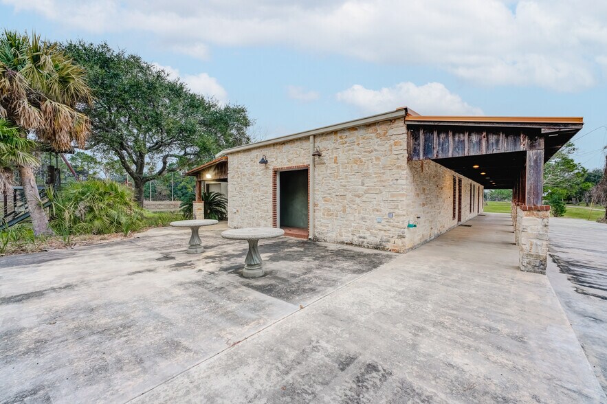 More Photos Of 850 County Road 149, Alvin Land For Sale