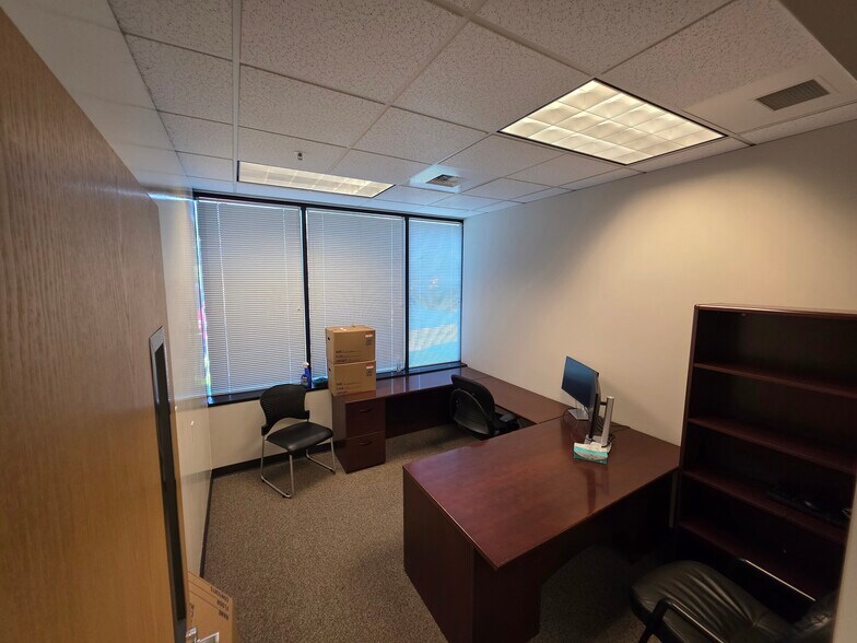 More Photos Of 1009 N Center Pky, Kennewick Office For Lease