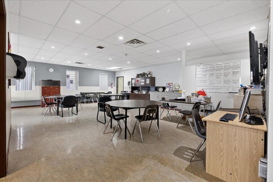 More Photos Of 11831 123 St NW, Edmonton Office For Sale