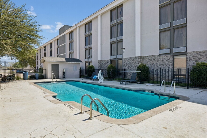 More Photos Of 11069 Composite Dr, Dallas Hotel For Sale