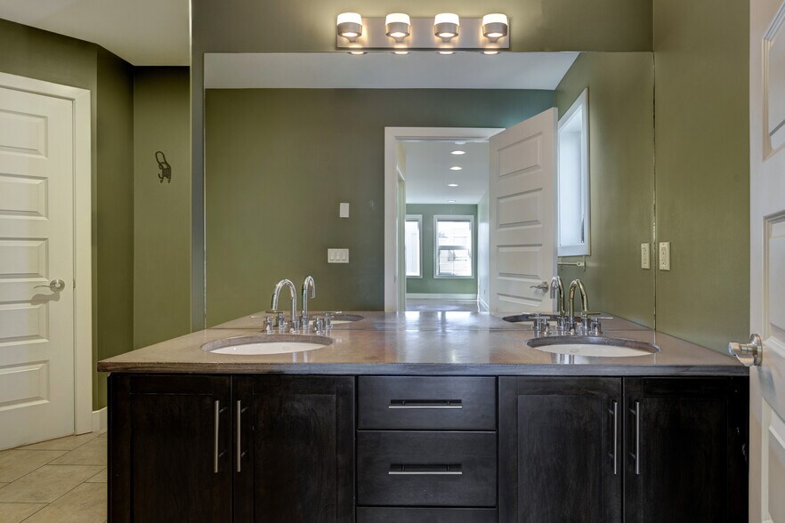 More Photos Of 1812 14A St SW, Calgary Office Residential For Sale