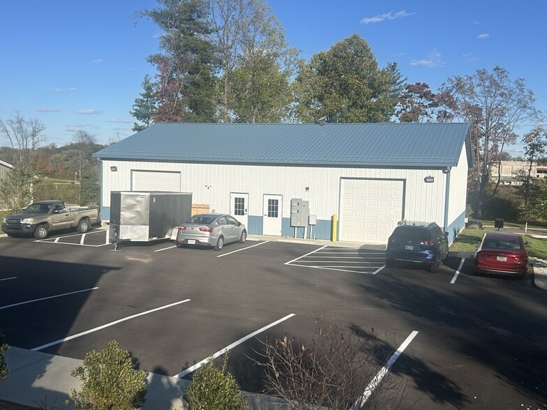 More Photos Of 3137 N Westbury Village Dr, Bloomington Warehouse For Lease