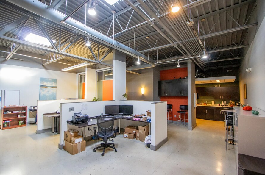 More Photos Of 104 Vantage Point Dr, West Columbia Showroom For Lease