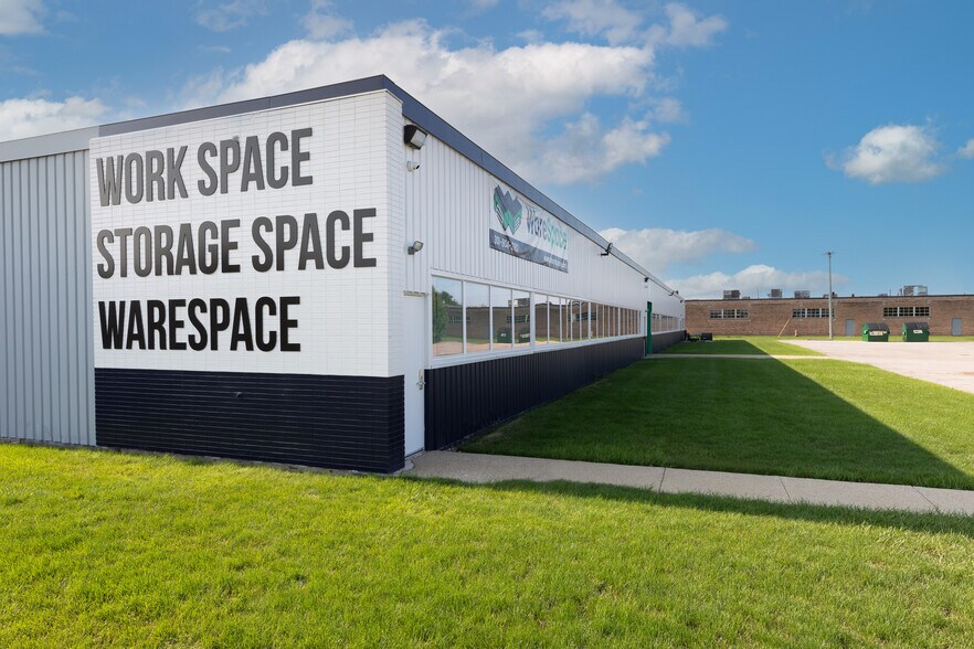 More Photos Of 301 W Hintz Rd, Wheeling Parking Lot For Lease