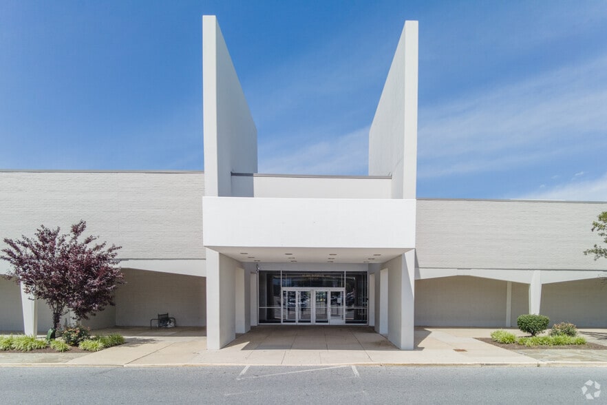 More Photos Of 11255 New Hampshire Ave, Silver Spring Department Store For Lease