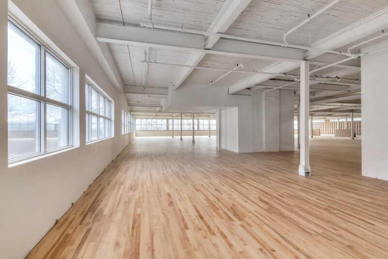 More Photos Of 2260 Av Aird, Montréal Light Distribution For Lease