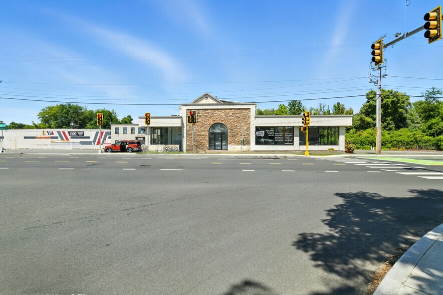 More Photos Of 48 Damon Rd, Northampton Auto Dealership For Lease