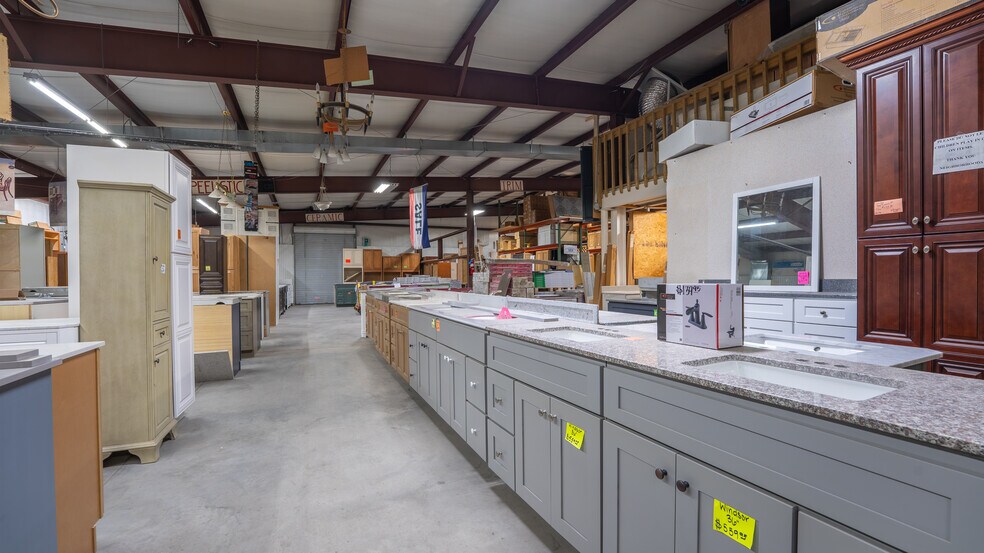 More Photos Of 19850 Houston Rd, Lebanon Showroom For Sale