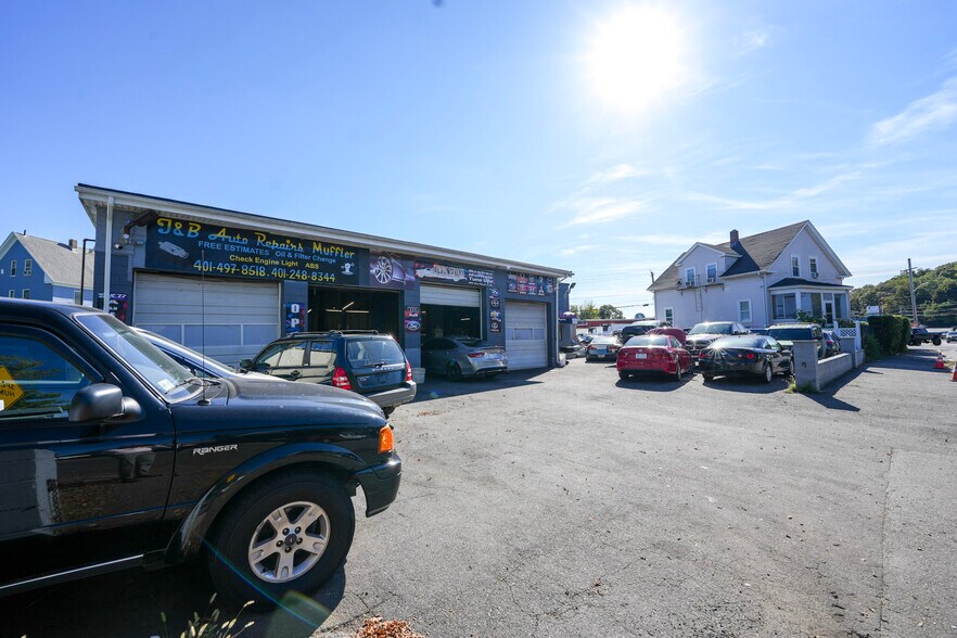More Photos Of 118 Silver Lake Ave, Providence Auto Repair For Sale