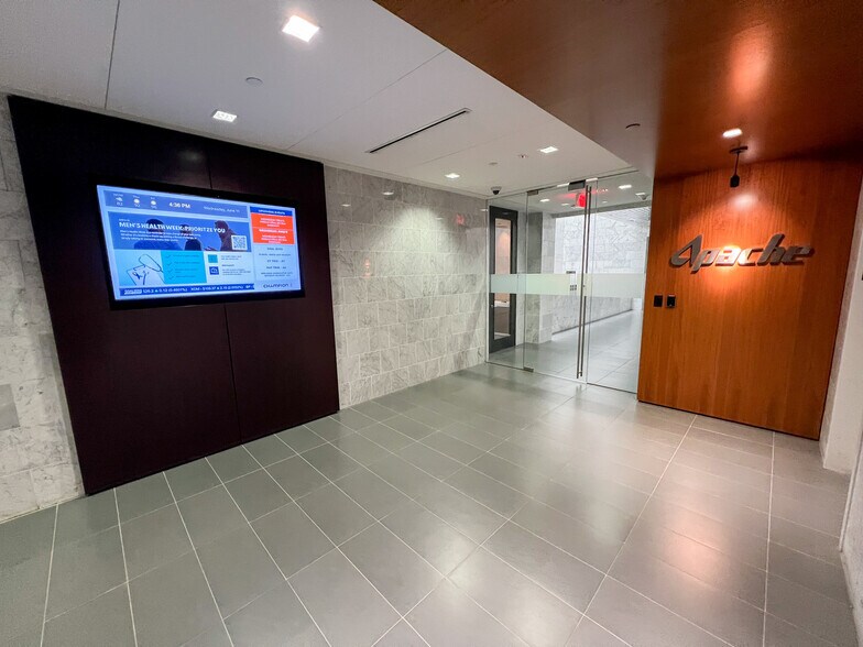 More Photos Of 303 Veterans Airpark Ln, Midland Office For Lease