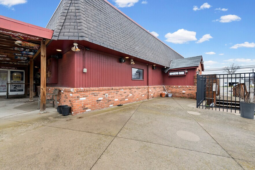 More Photos Of 1090 Rochester Rd, Troy Restaurant For Sale
