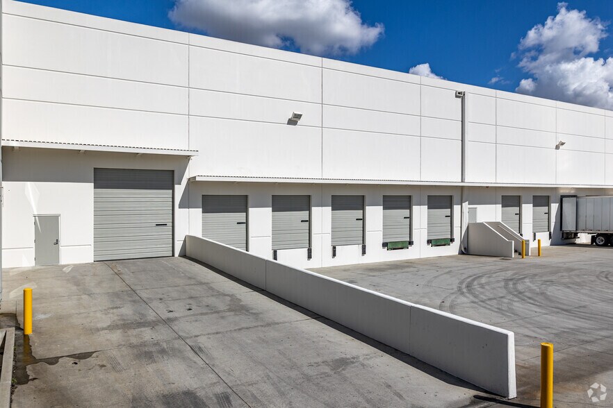 More Photos Of 1170-1180 N Anaheim Blvd, Anaheim Distribution For Lease