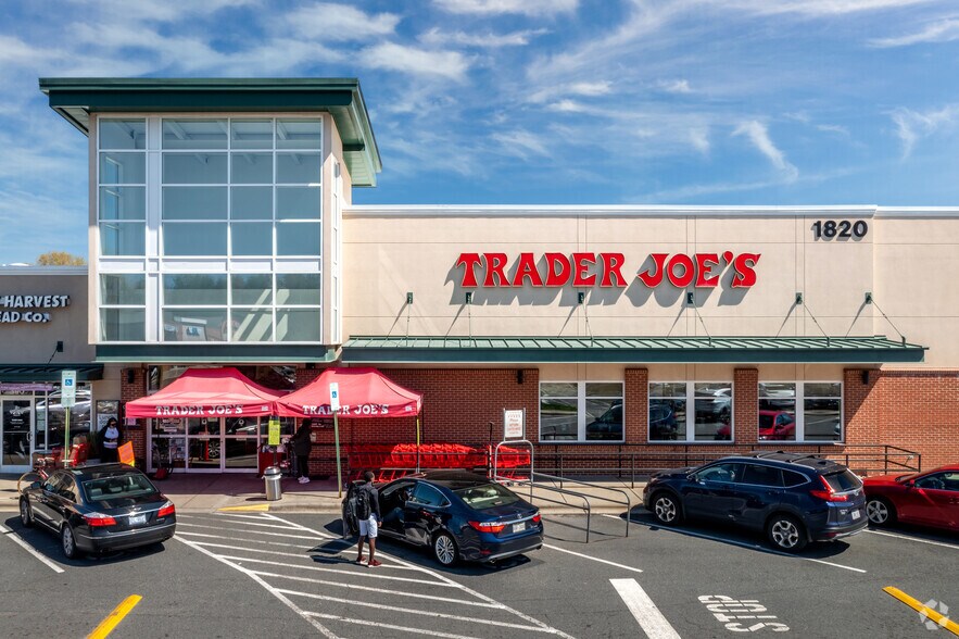 More Photos Of 1816-1824 E Arbors Dr, Charlotte Storefront For Lease