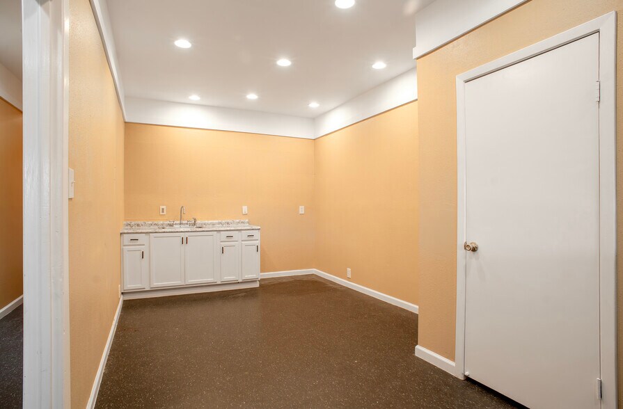 More Photos Of 910 Brenda St, Houston Warehouse For Sale
