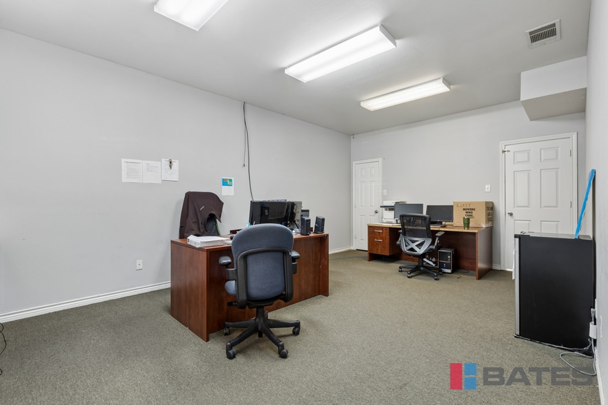 More Photos Of 423 Gautney St, Garland Showroom For Lease