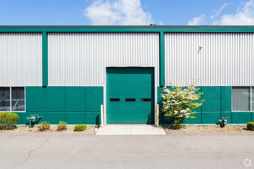 More Photos Of 1501-1518 Parkway View Dr, Pittsburgh Light Distribution For Lease