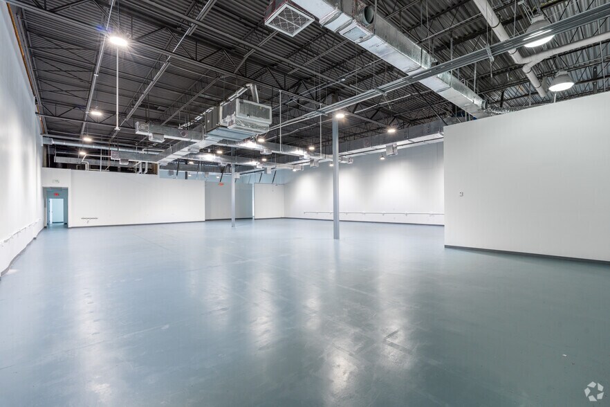 More Photos Of 900 Park Centre Blvd, Miami Gardens Showroom For Lease