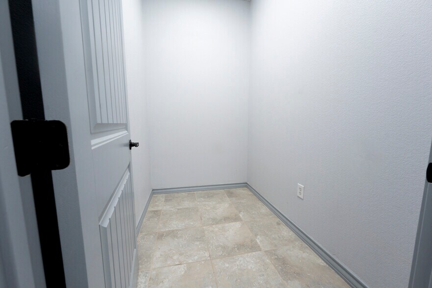 More Photos Of 1508 County Road 1105, Midland Warehouse For Lease