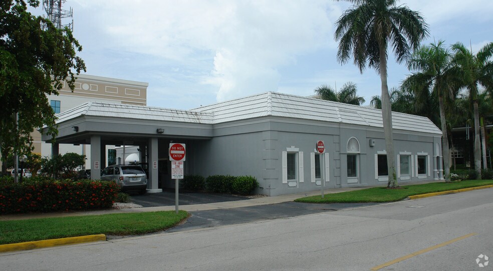 More Photos Of 405-445 8th St S, Naples Bank For Lease