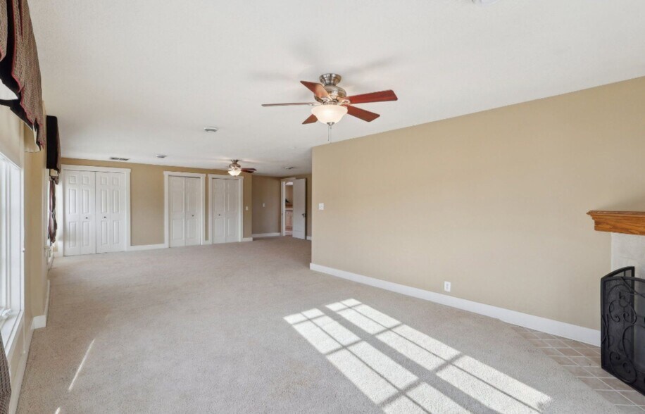More Photos Of 118 S Walnut St, Troy Showroom For Sale