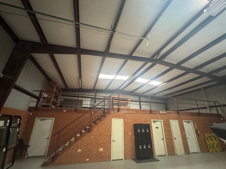 More Photos Of 300 W Broadway St, Prosper Warehouse For Lease