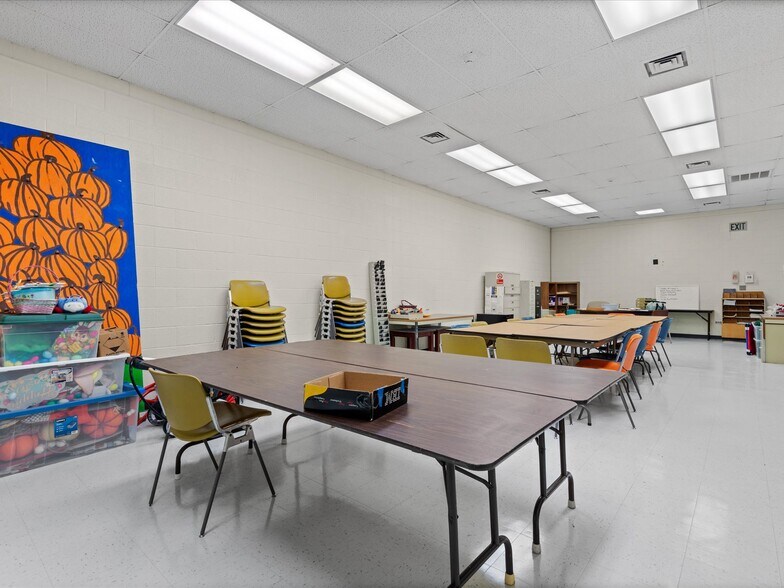 More Photos Of 126 S Maple St, Nowata Office For Sale