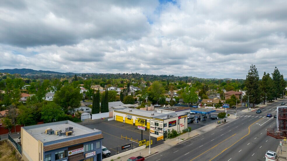 More Photos Of 18066 Ventura Blvd, Encino Auto Dealership For Sale