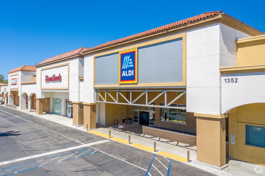 More Photos Of 1348-1366 W Valley Pky, Escondido Unknown For Lease