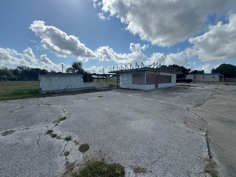 More Photos Of 108 S 8th St, Skidmore Service Station For Sale