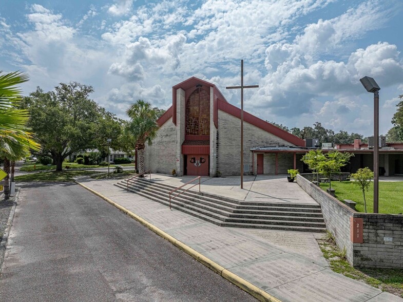More Photos Of 211 Easton Dr, Lakeland Religious Facility For Sale