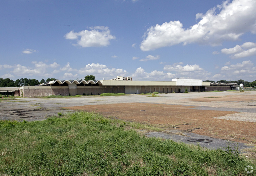 Primary Photo Of 3120-3130 Lamar Ave, Memphis Warehouse For Sale